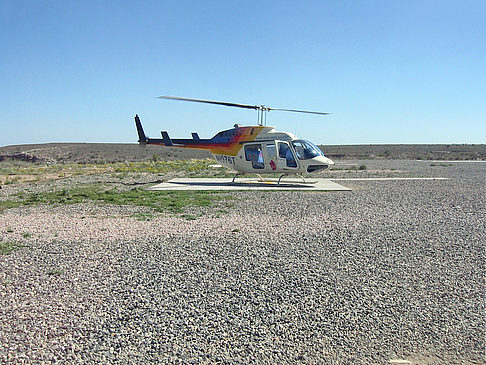 Hubschrauber auf Landeplatz